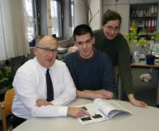 Dr. Gerhard Hergenröder mit dem neuen Azubi Christian Rietz und Ausbildungsleiterin Andrea Kugler