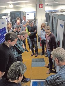 Besucher bei der Führung im Serverraum