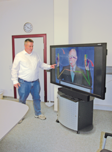 Dr. Peter Uhrig erklärt Bewegungsanalysen an einem Bildschirm
