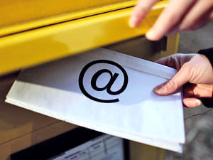 Imagebild eines Briefkastens mit Briefeinwurf