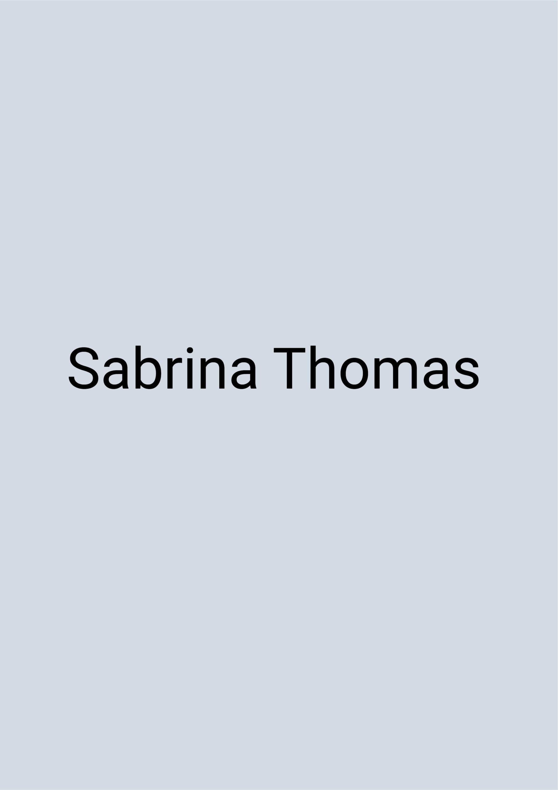 Grafik: blauer Hintergrund, auf dem in schwarzer Schrift „Sabrina Thomas" geschrieben steht.
