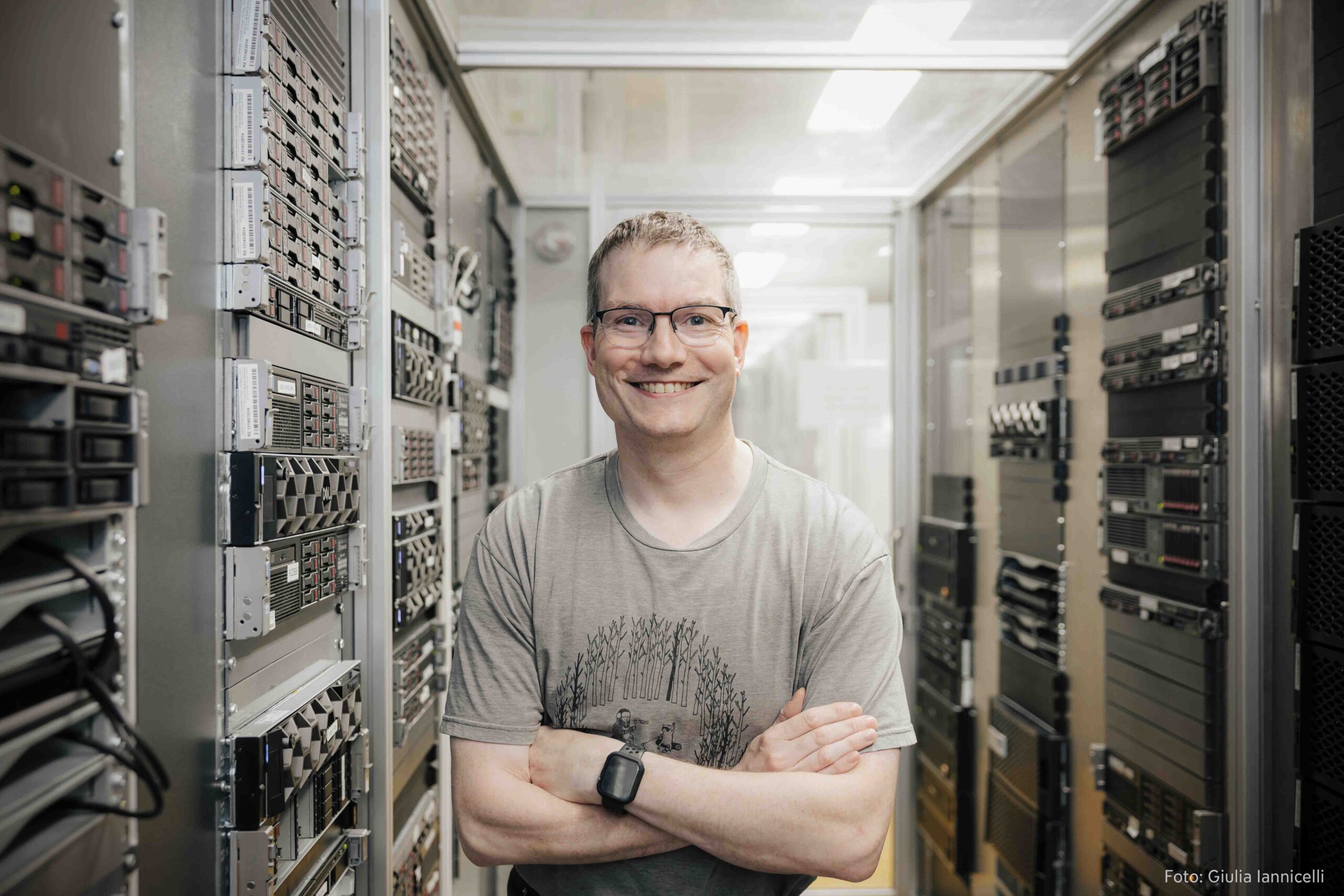 Sebastian Schmitt im Serverraum. Foto: Giulia Iannicelli