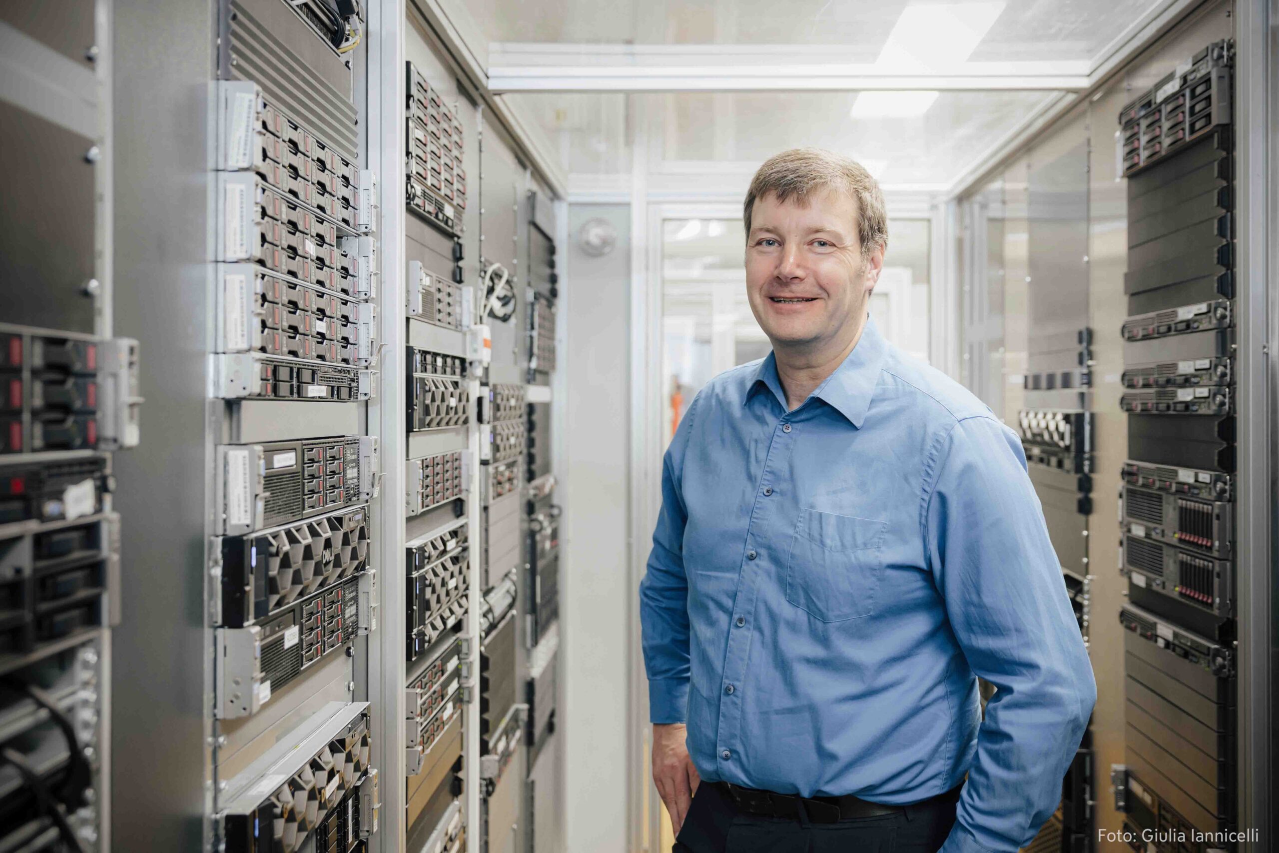 Daniel de West im Serverraum. Foto: Giulia Iannicelli