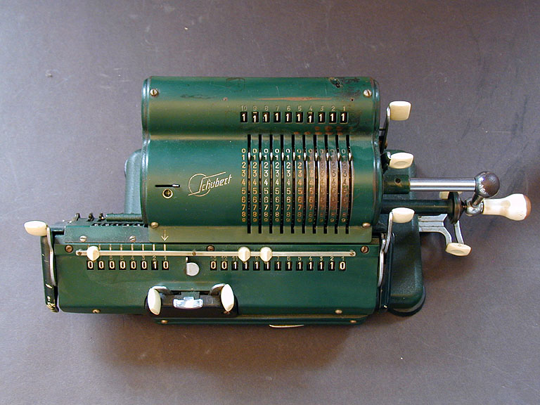 Grüne mechanische Rechenmaschine der Marke Schubert mit Zahlenwalzen, Hebeln und Drehknöpfen zur manuellen Berechnung (Foto: RRZE)