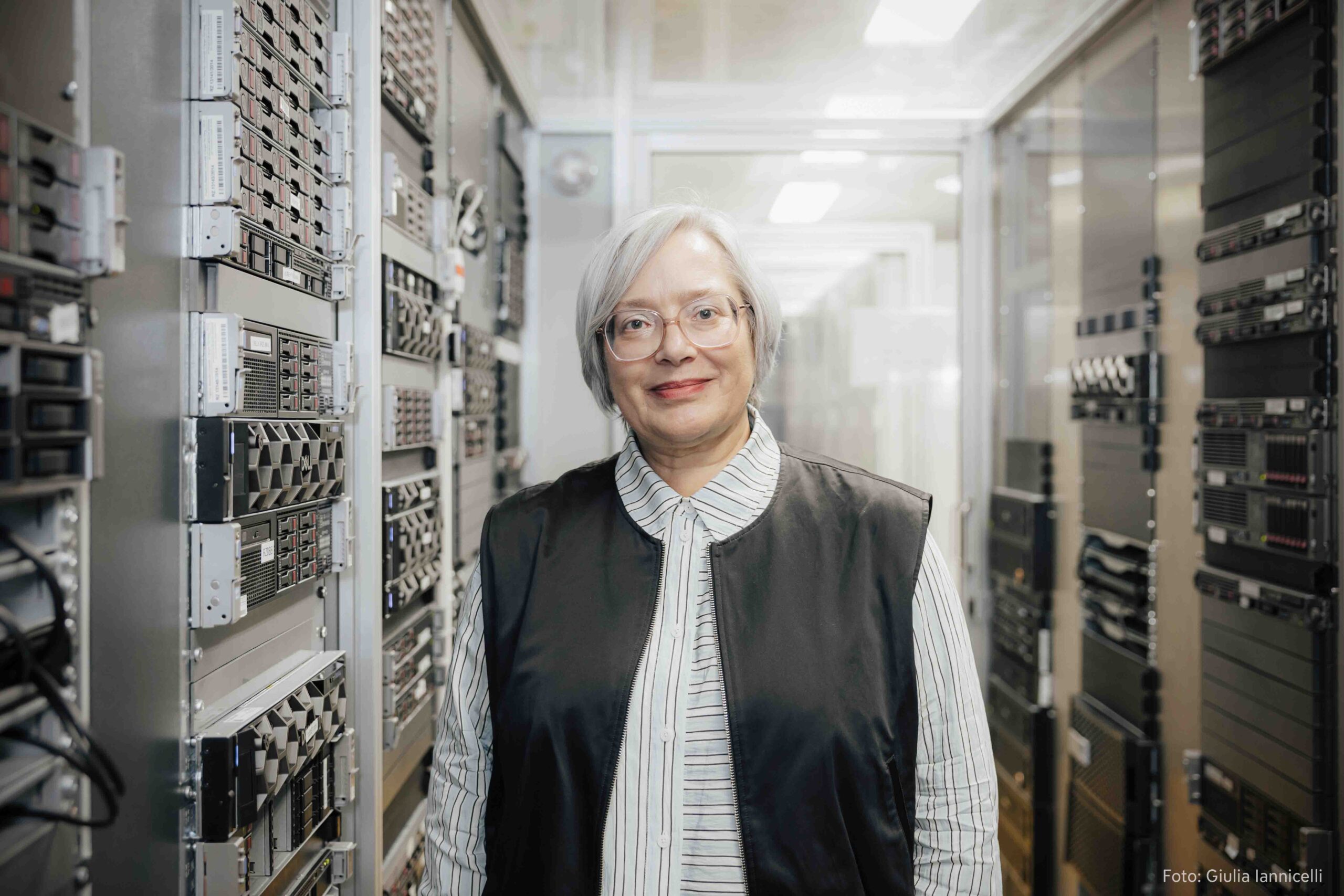 Katrin Böhm befindet sich im Serverraum. Foto: Giulia Iannicelli