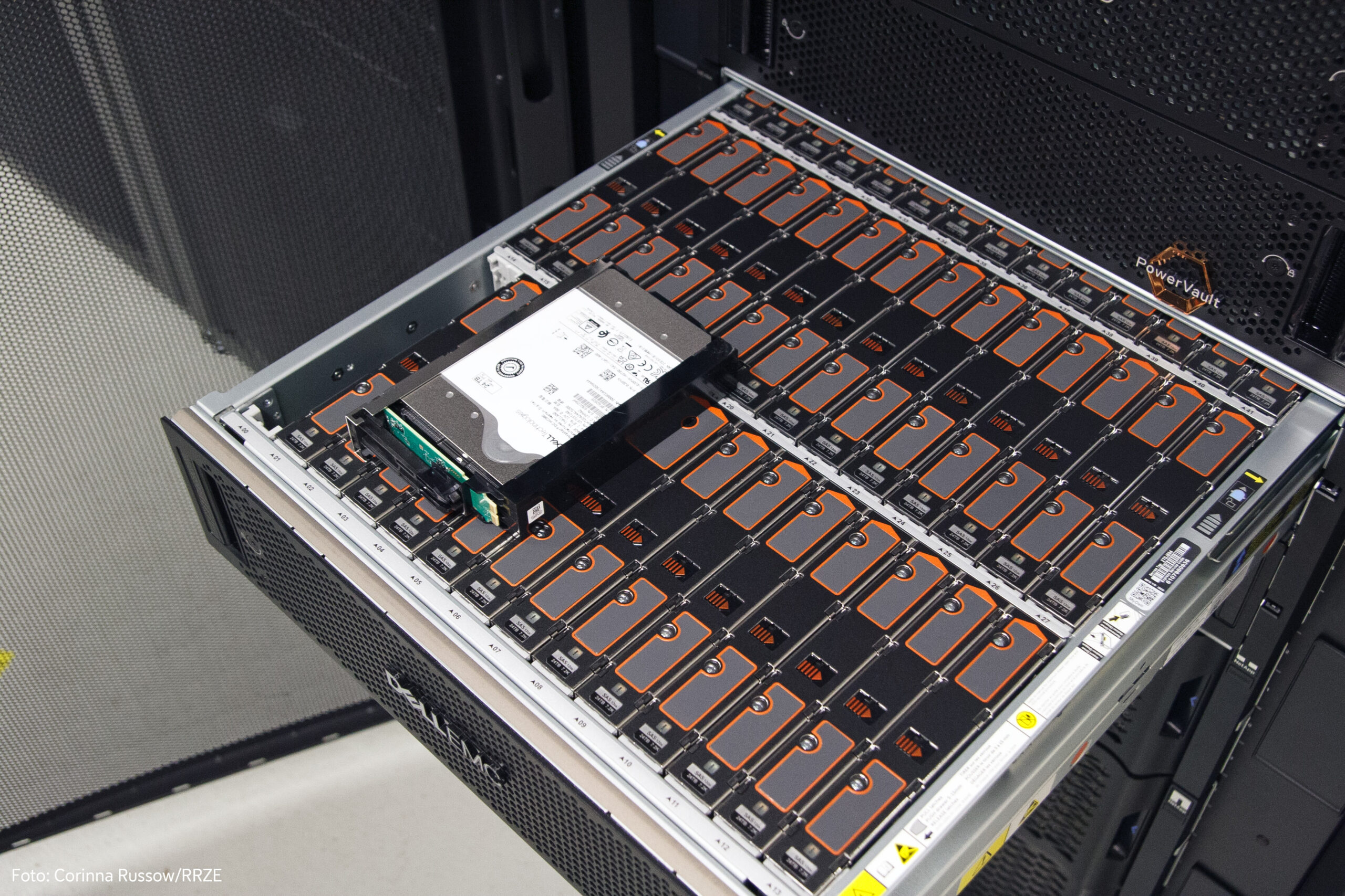 Plattenbox des neuen Backupsystems. Alle Festplatten stecken senkrecht drin, eine liegt oben drauf.