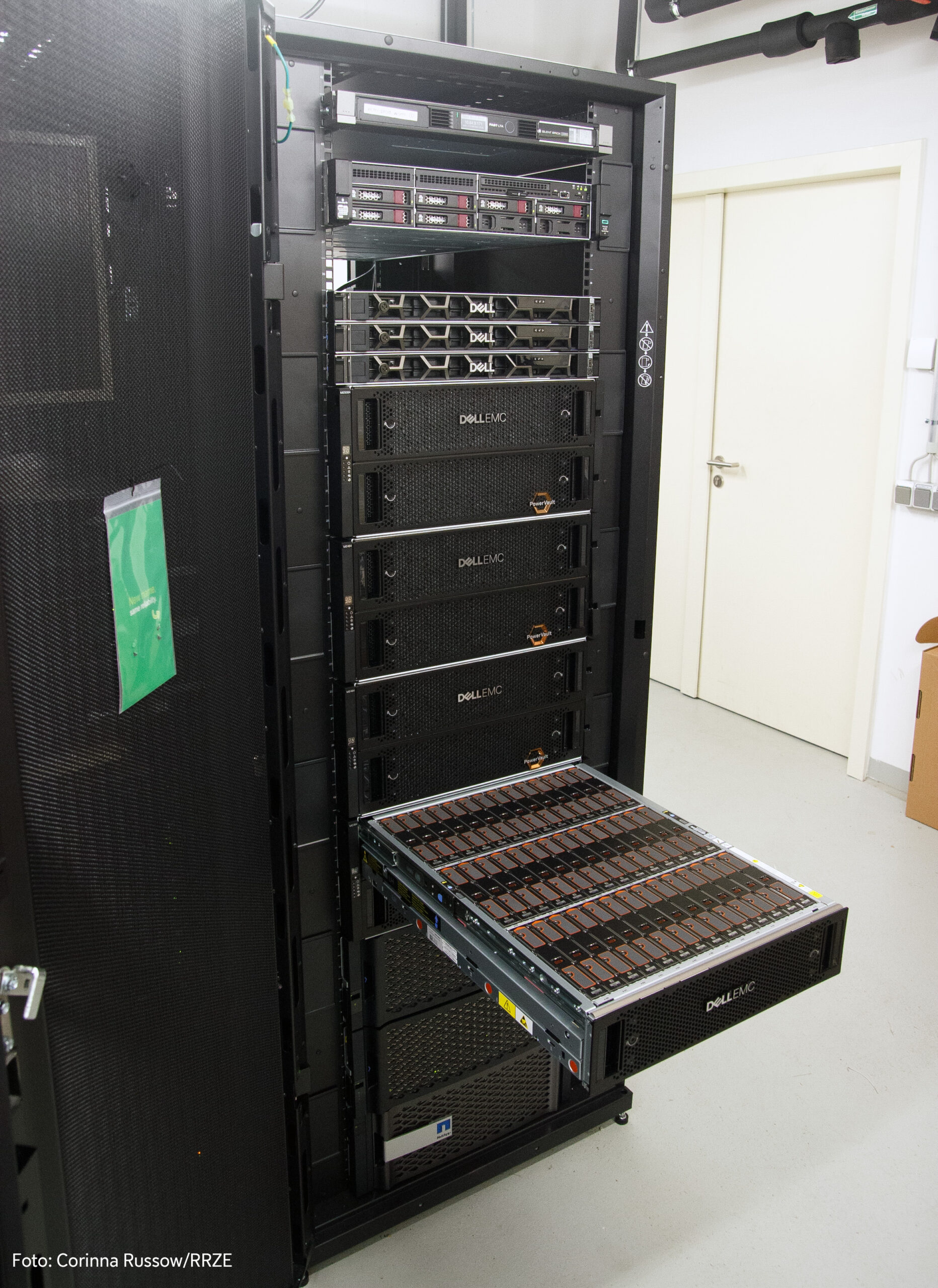 Zu sehen ist ein schwarzes Rack für Server. Eine Schublade ist offen.