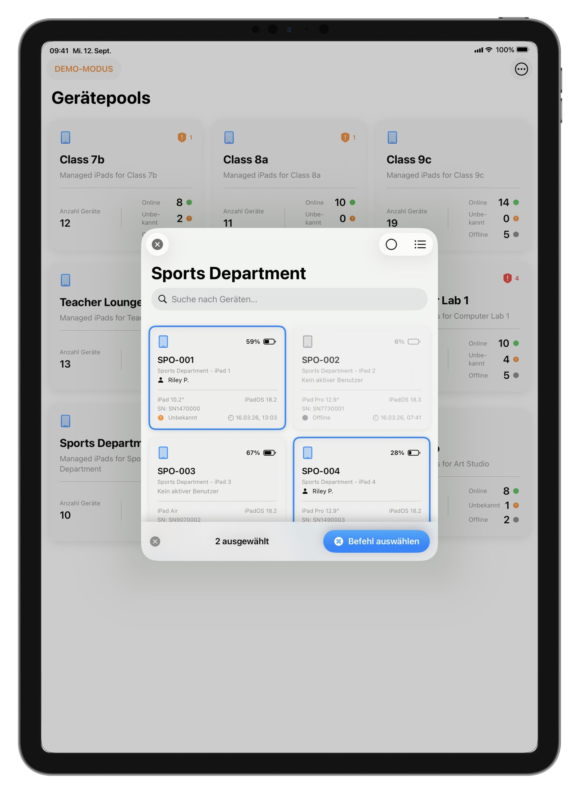 Im Hintergrund die Übersicht über Klassensätze. Im Vordergrund eine Übersicht über alle zum Klassensatz "Sports Department" gehördenden iPads. Vier iPads sind zu sehen, links oben und rechts unten ist jeweils ein iPad ausgewählt, dies zeigt sich durch einen blauen Rahmen. Darin enthalten der Name, der Akkustand, Betriebssystem, Status. Am Ende der Ansicht steht 2 ausgewählt und Befehl auswählen.