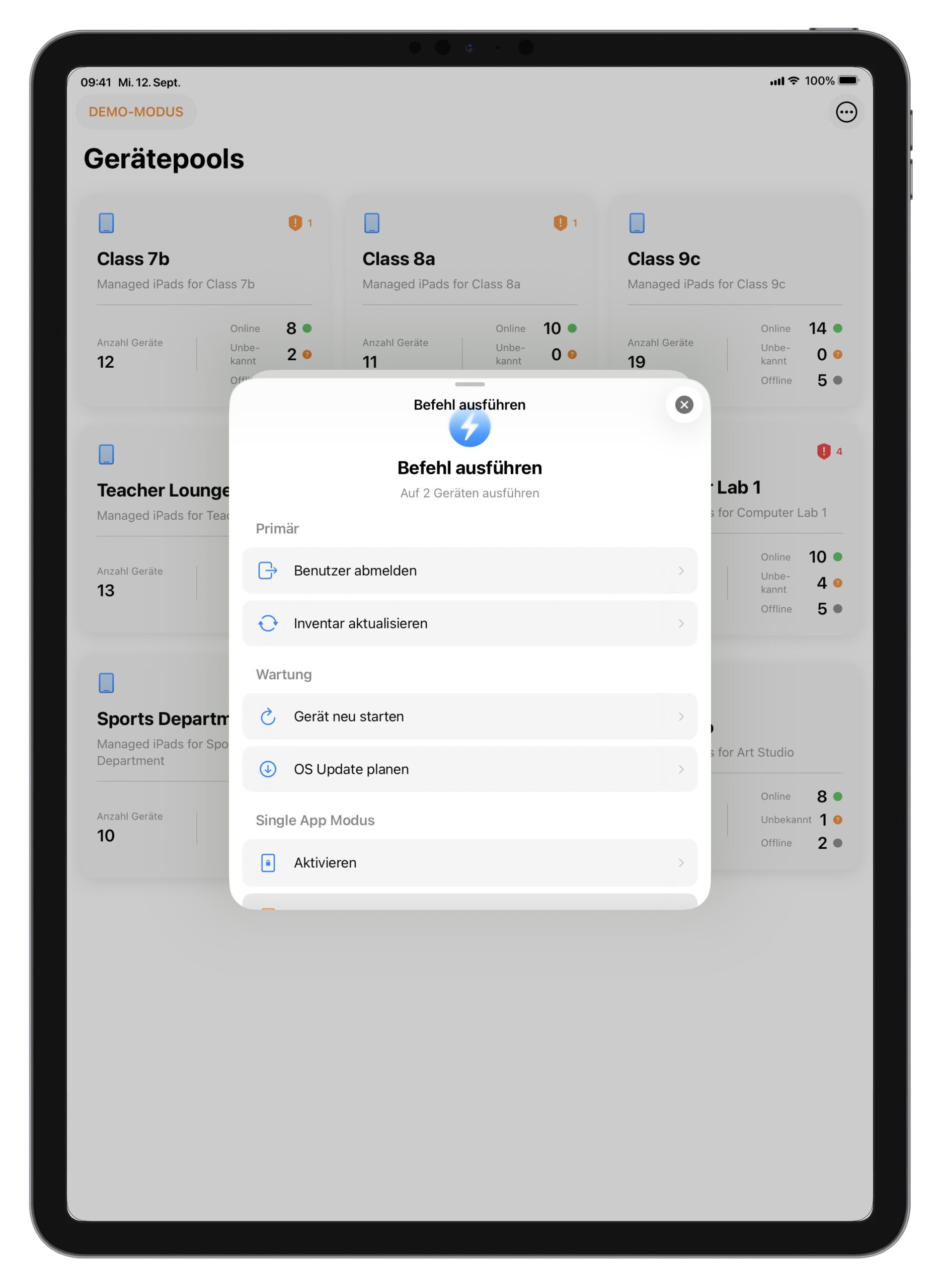 Auf dem Bild ist im Hintergrund eine Übersicht über die Klassensätze zu sehen. Im Vordergrund stehen die Befehle, die ausgeführt werden könnten: im Bereich Primär: Benutzer abmelden, Inventar aktualisieren, Bereich Wartung: Gerät neu starten, OS Update planen, Bereich: Single App Modus Aktivieren