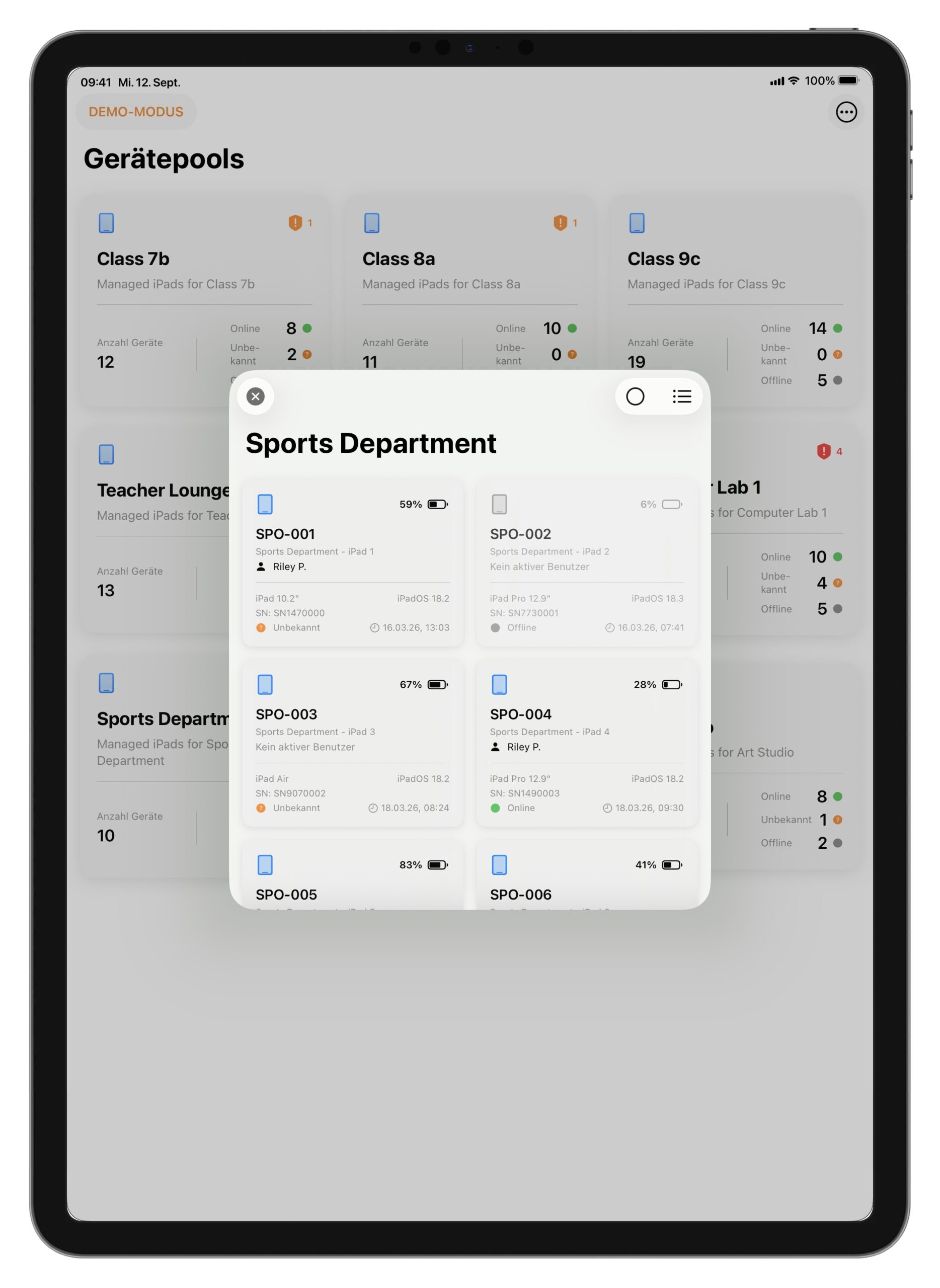 Im Hintergrund die Übersicht über Klassensätze. Im Vordergrund eine Übersicht über alle zum Klassensatz "Sports Department" gehördenden iPads. Vier iPads sind komplett zu sehen, zwei weitere nur halb. Darin enthalten der Name, der Akkustand, Betriebssystem, Status.